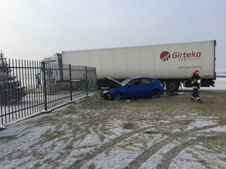 TIR uderzył w osobówkę i wbił się w płot [FOTO/VIDEO]