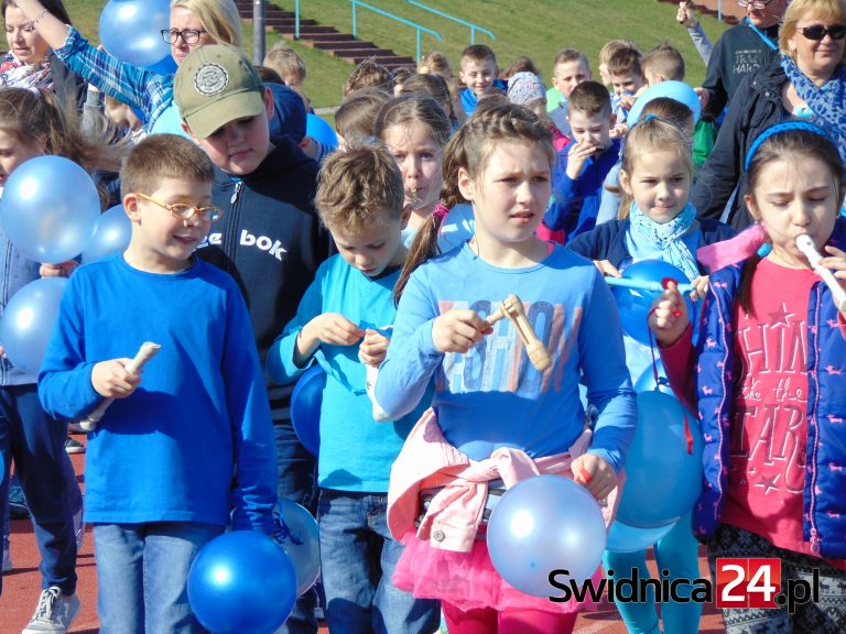 Świecą na niebiesko i oswajają z autyzmem [FOTO]