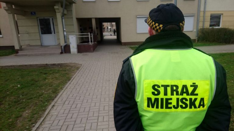 Sto złotych za sikanie w bramie