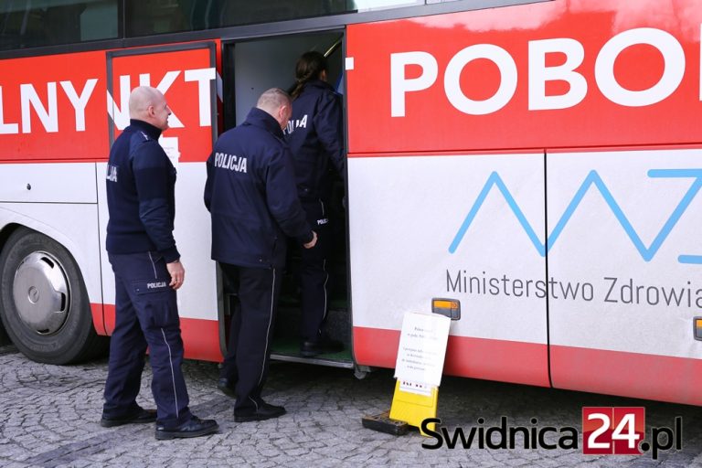 Strażacy i policjanci zachęcają – podziel się krwią!