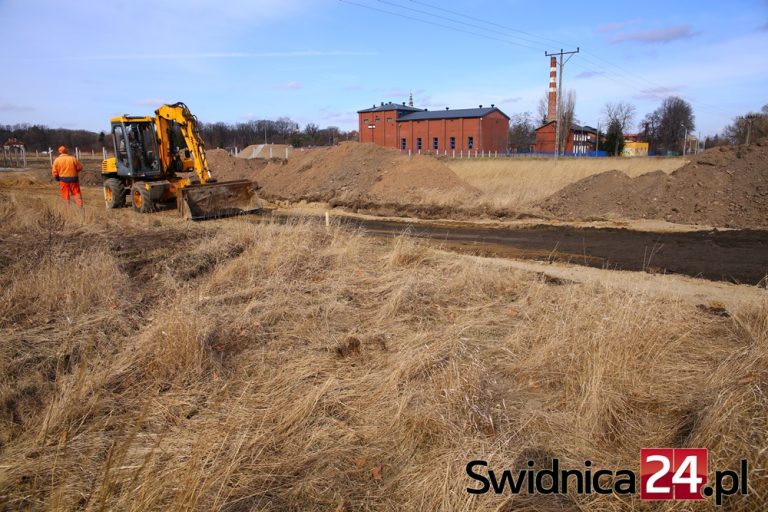 Trwa budowa nowej ścieżki i kładki nad Bystrzycą