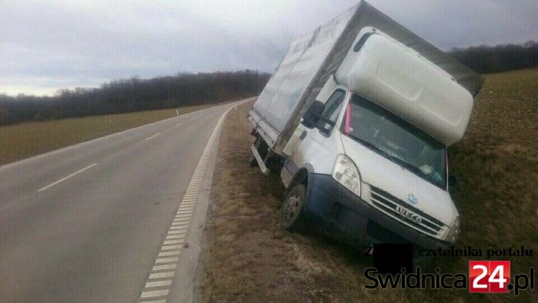 Wiatr zdmuchnął samochód z drogi [FOTO]