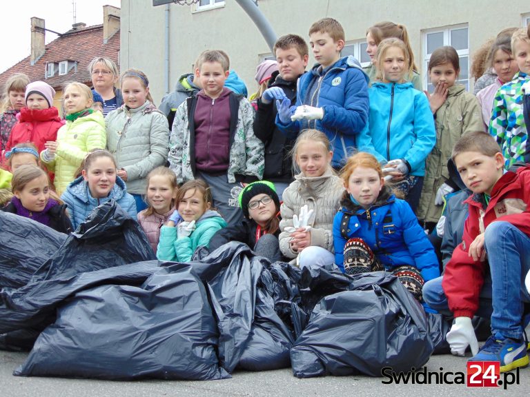 Dzieci z zapałem sprzątają Świdnicę [FOTO]