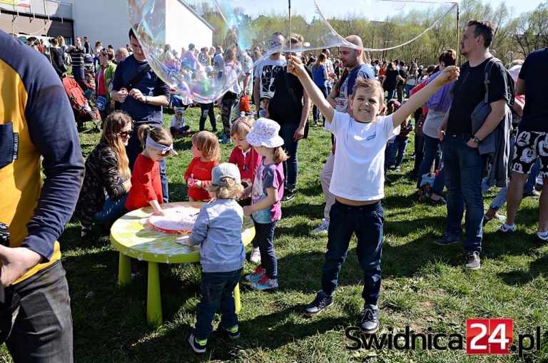 Miliony mydlanych baniek nad świdnickim zalewem [FOTO]