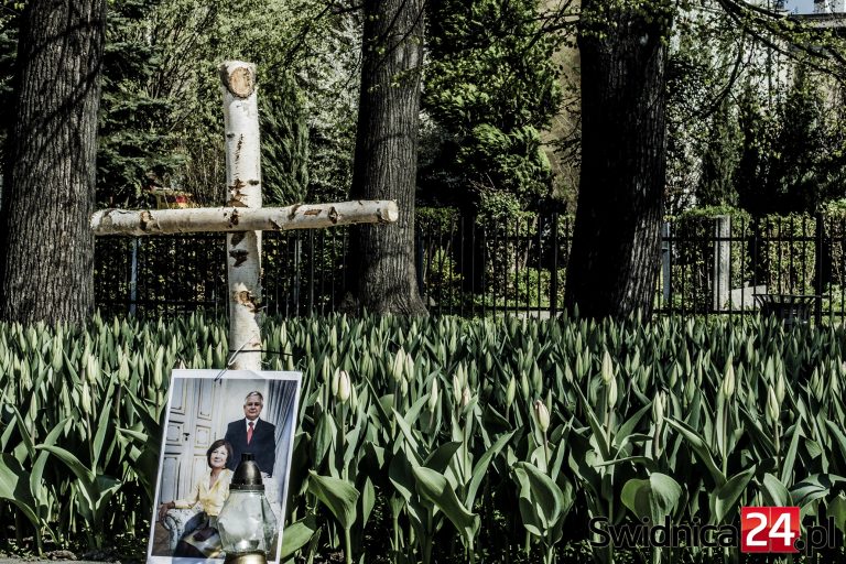 Krzyż znów stanął na skwerze Lecha Kaczyńskiego