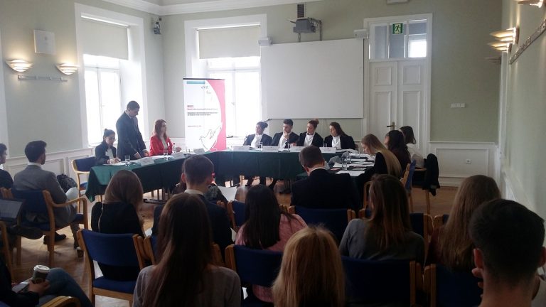 Studenci w rolach prokuratorów i obrońców