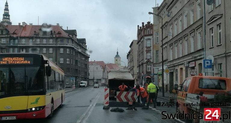 Niebezpieczny slalom na ul. Westerplatte [FOTO]