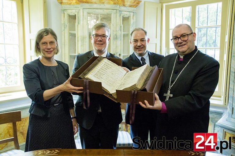 Bezcenna księga ślubów wróciła do Świdnicy [FOTO]