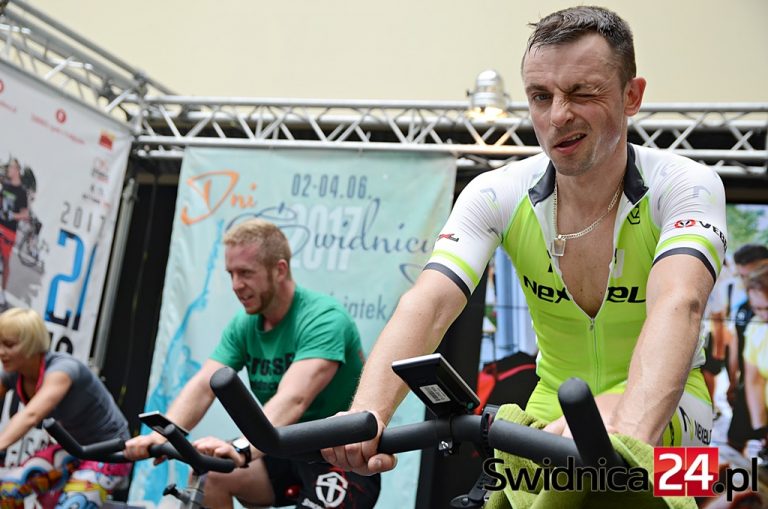 „Kręcą” nowy rekord Polski, zbierają na rowery dla dzieci [FOTO]