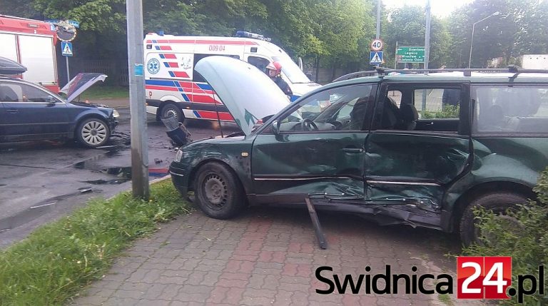 Kolejna kraksa na skrzyżowaniu Wodnej i Mieszka I w Świdnicy [FOTO]