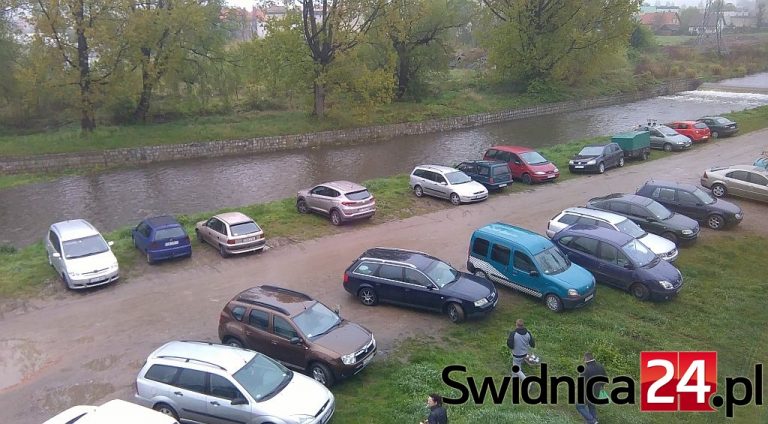 Dziki parking zamiast trasy pieszo-rowerowej [FOTO]