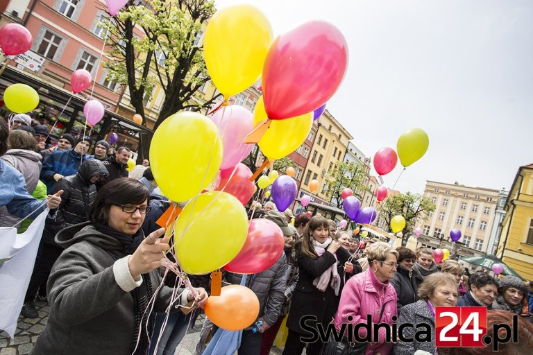 Marsz godności z balonami marzeń [FOTO]