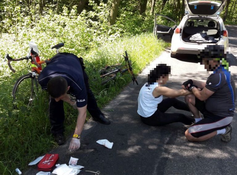 Policjanci pomogli rannej rowerzystce