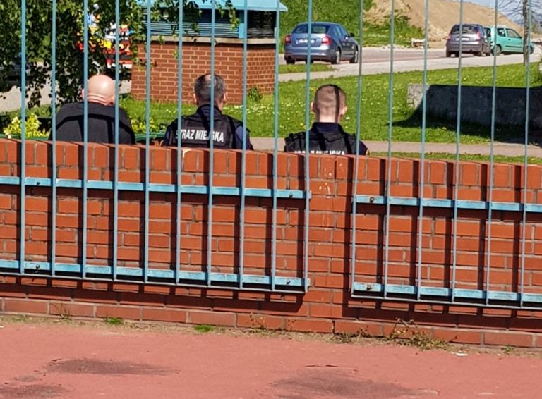 Strażnicy siedzieli, zamiast patrolować?