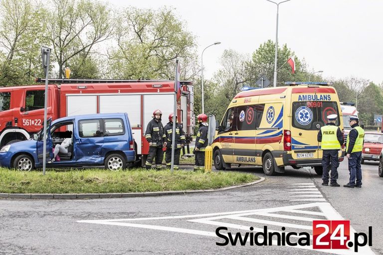 Zderzenie na wyjeździe z centrum handlowego [FOTO]