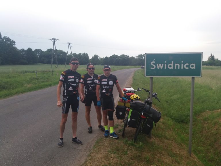 Rowerami okrążyli Polskę i zebrali na leczenie Blanki 20 tys. zł [FOTO]
