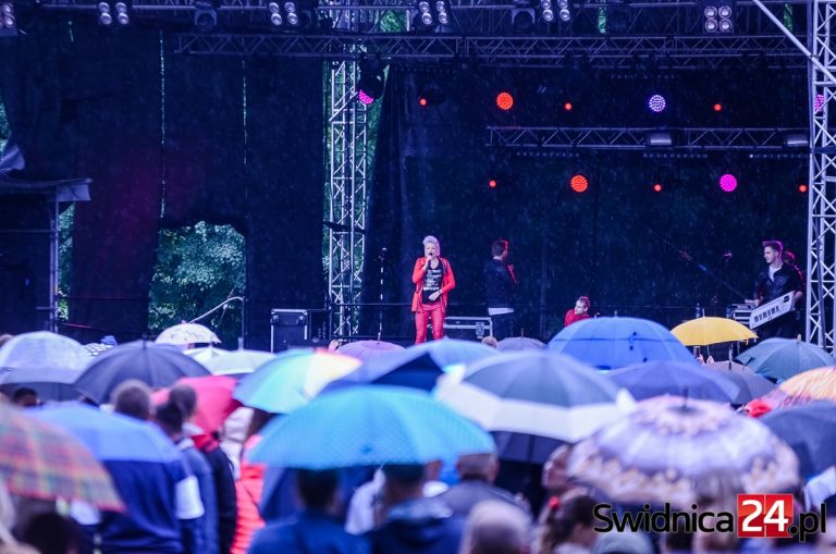 Mimo deszczu „Piękni i Młodzi” przyciągnęli tłumy [FOTO]