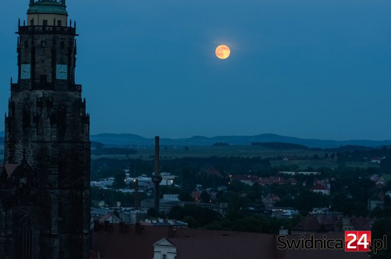Truskawkowy Księżyc nad Świdnicą [FOTO]