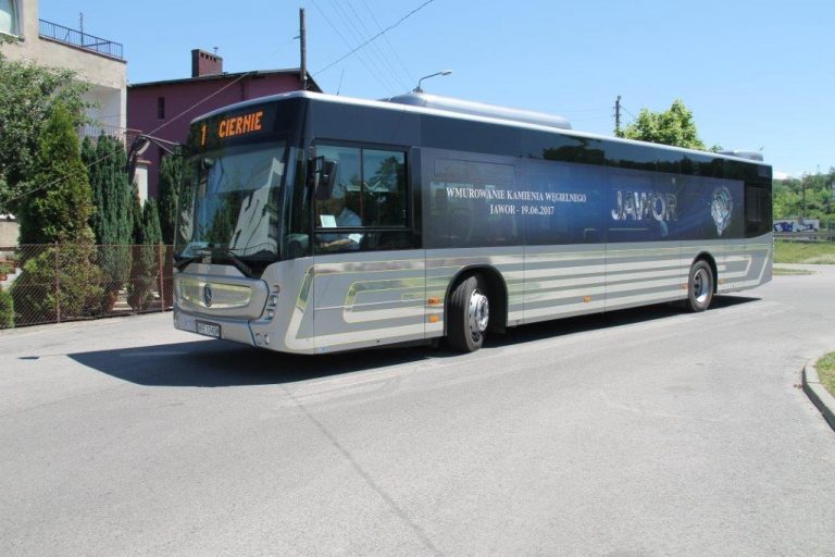 Mieszkańcy testują „srebrny” autobus