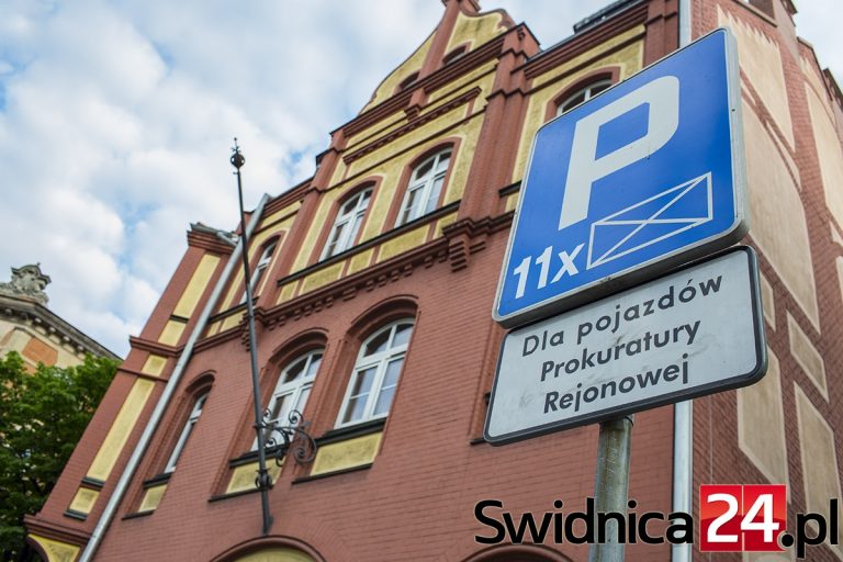 Mieszkańcy pytają: Po co prokuraturze taki parking?