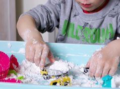 Dziecko: Prosta zabawa sensoryczna dla „niedotykalskiego” dziecka