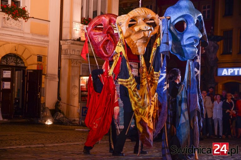 Fajerwerki, wielkie postacie lalkowe i szczudlarze [FOTO]