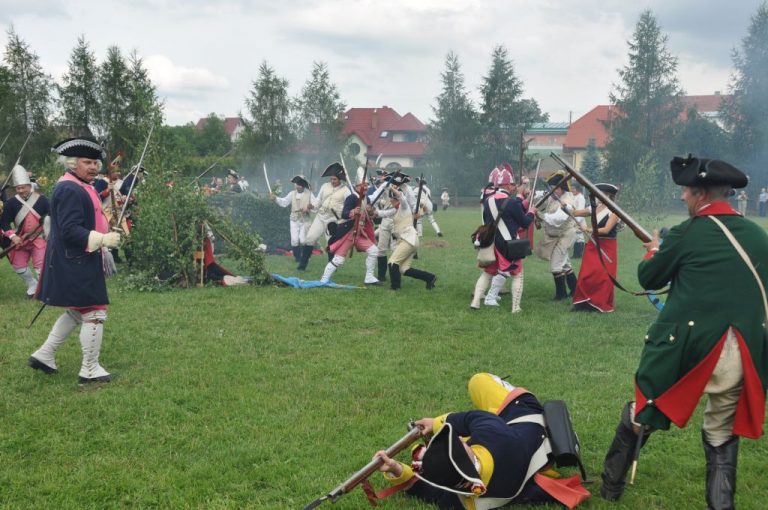 Armatnie wystrzały i szczęk broni w Burkatowie