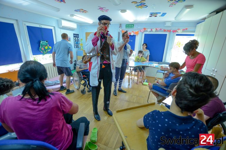 Doktorzy klauni obdarowali uśmiechem świdnickie dzieci [FOTO]