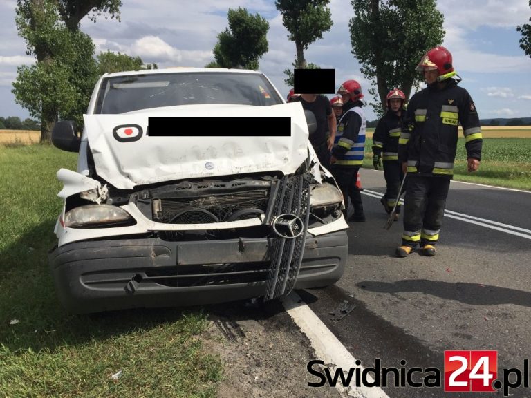 Bus z pieniędzmi uderzył w półciężarówkę