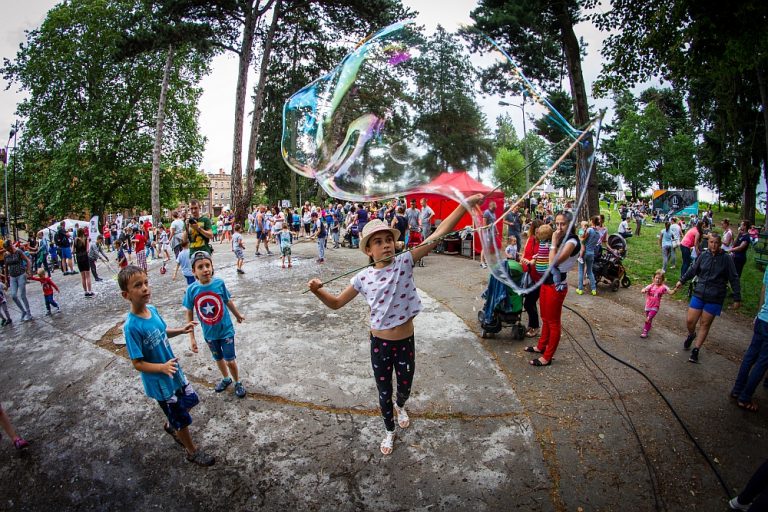 Szósty Mydlany Park. Zabawa w pianie i pomoc dla Julii