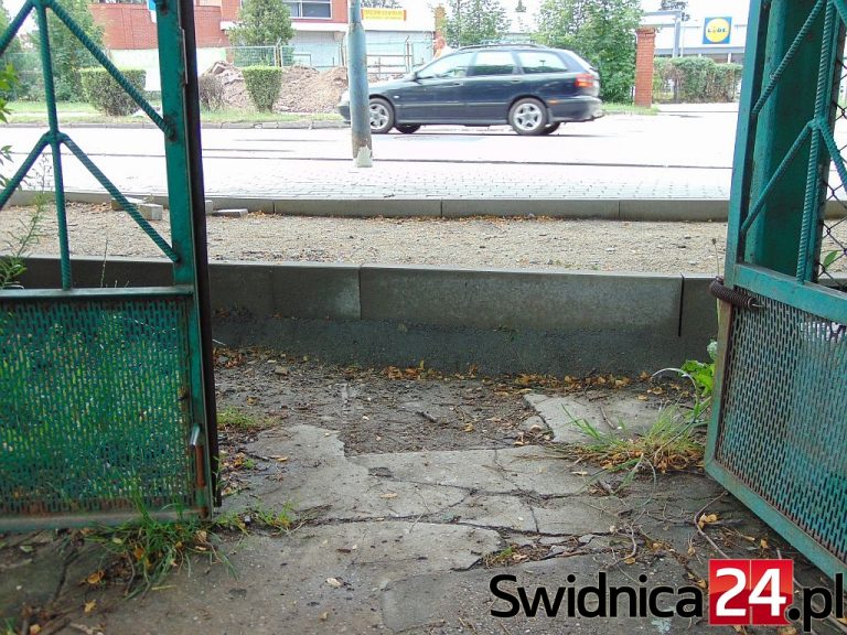 Absurd przy budowie nowej ścieżki pieszo-rowerowej