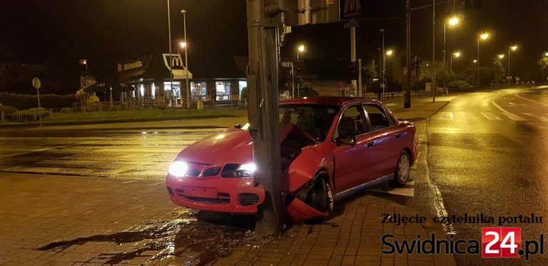 Rozbite auto, kluczyki w stacyjce, kierowcy brak [FOTO]