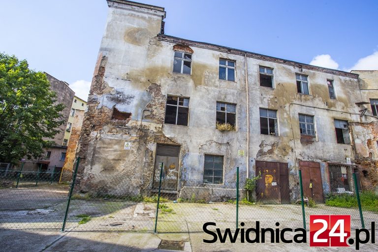 Ruina przy Chrobrego do burzenia. Potrzeba 120 tysięcy