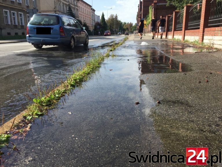 Woda popłynęła Wałbrzyską [FOTO]