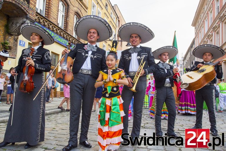 Barwny folklor z odległych zakątków świata w Strzegomiu [FOTO]