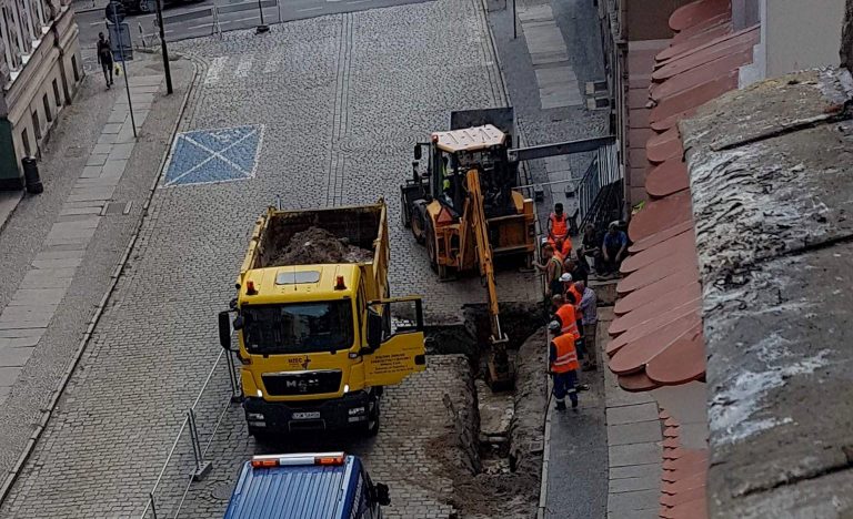 Ul. Kościelna bez wody. Uszkodzono rurę przy budowie ciepłociągu [FOTO]