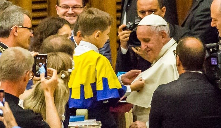 Papież Franciszek przyjął Order Uśmiechu z rąk świdniczan