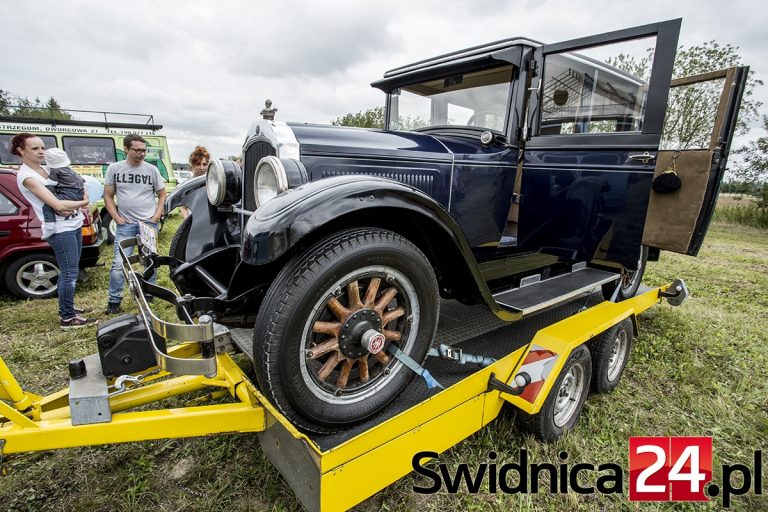 Zabytki motoryzacji i samoloty w roli głównej [FOTO]