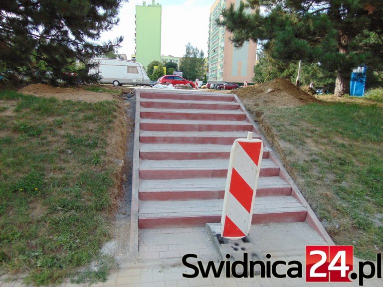 Schody do parkingu zrobione. Co z podjazdem dla wózków? [FOTO]