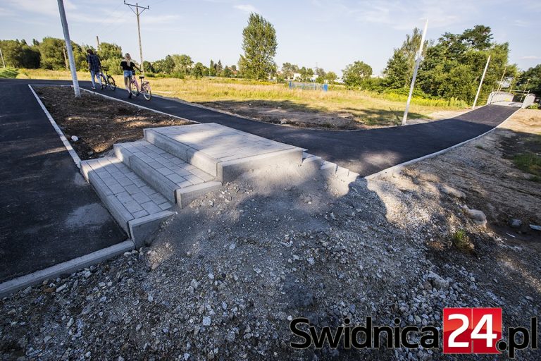 Absurd w Świdnicy? Rowerzyści zdumieni nową ścieżką rowerową [FOTO]