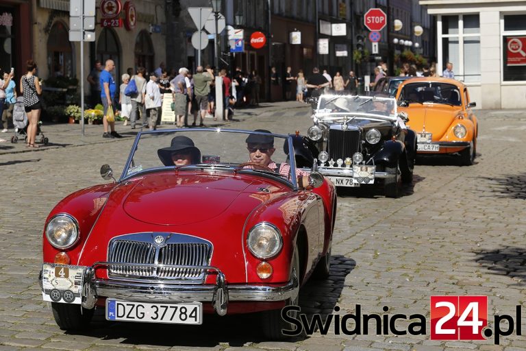 Fiat admirała i dziadek Malucha na świdnickim Rynku [FOTO]