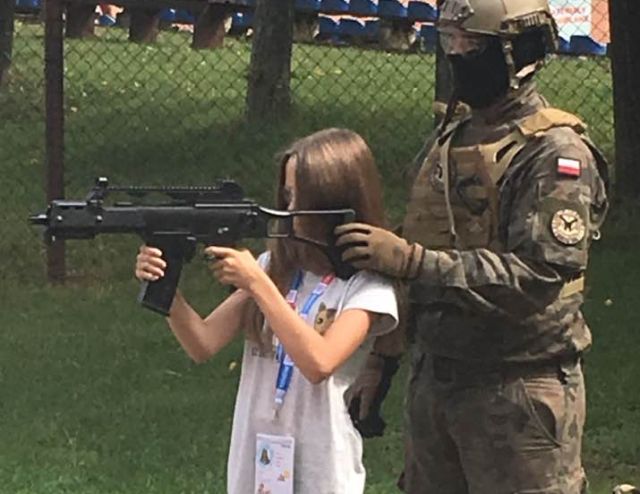 Strzelec wyborowy. Miasto Dzieci wycofuje kontrowersyjny zawód