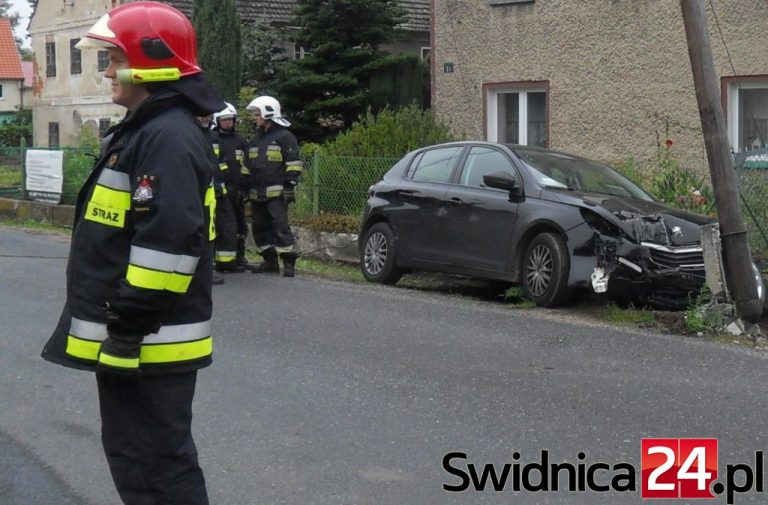 Zasnęła, wpadła samochodem na słup [FOTO/VIDEO]