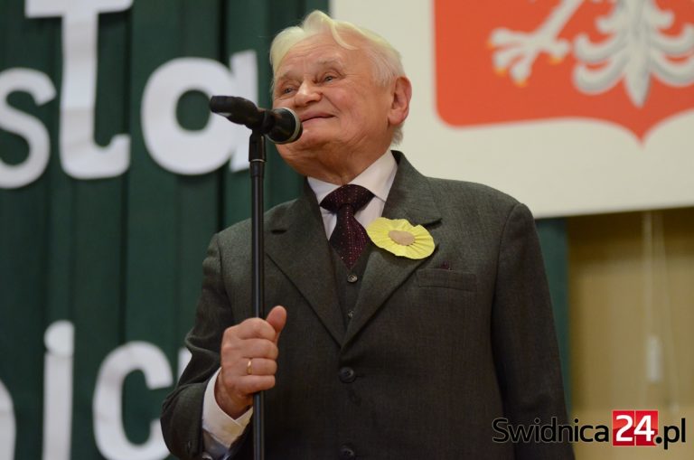 Legendarny dyrektor „drugiego” Zasłużonym dla Miasta Świdnicy [FOTO]