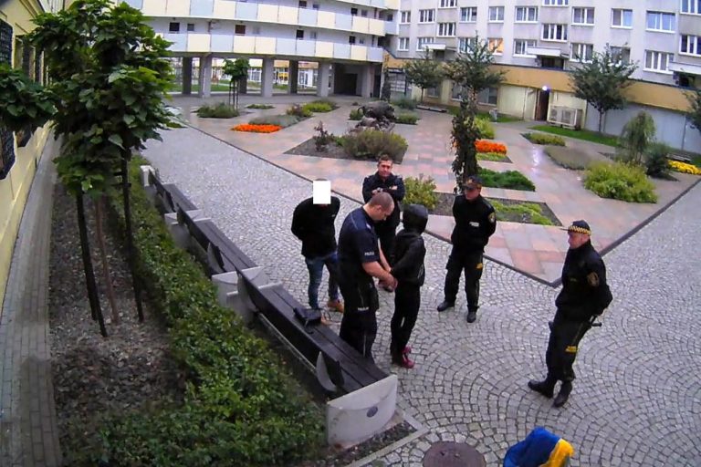 Zdjęli i zdeptali flagę Ukrainy [FOTO]
