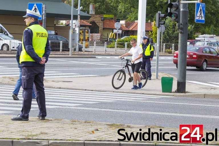 Patrole policji i Straży Miejskiej przed szkołami