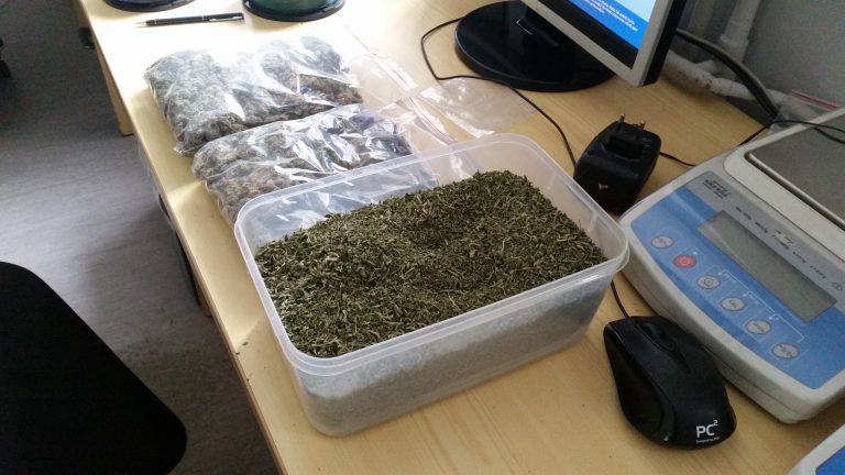 Marihuana w pudełku po karmie dla psa
