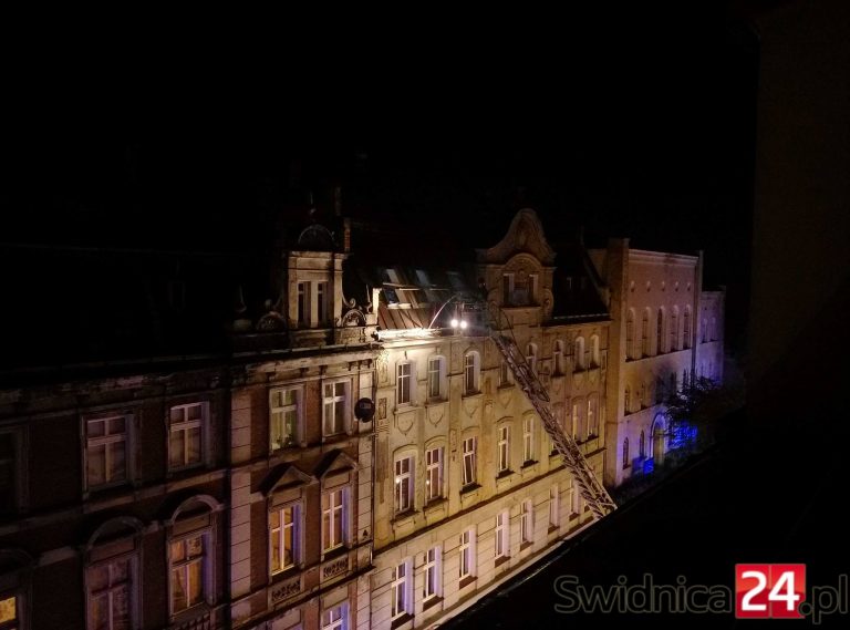 Z  poddasza kamienicy wydobywał się dym [FOTO]