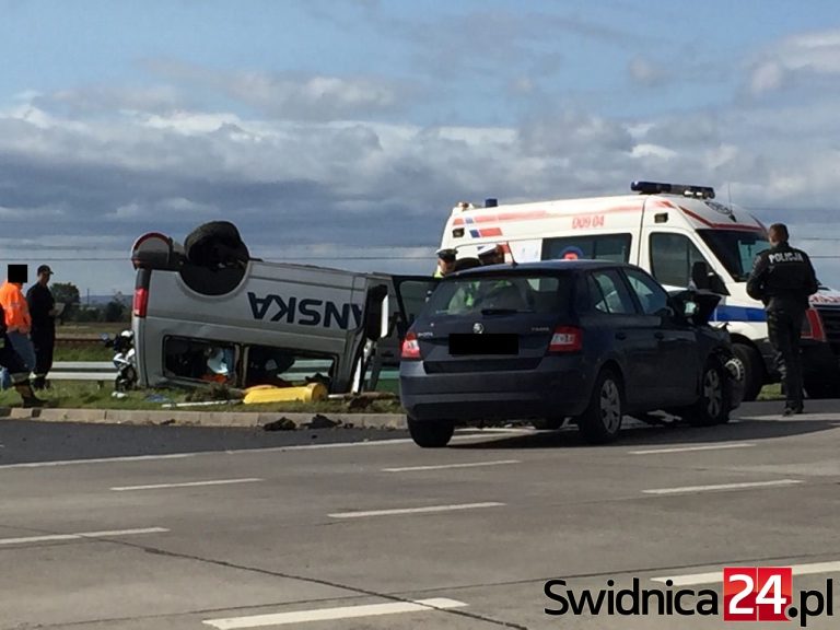 Bus skończył na dachu [FOTO]