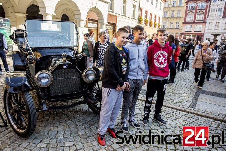 „Piękna epoka”, luksusowe pojazdy i świdnickie organy [FOTO]